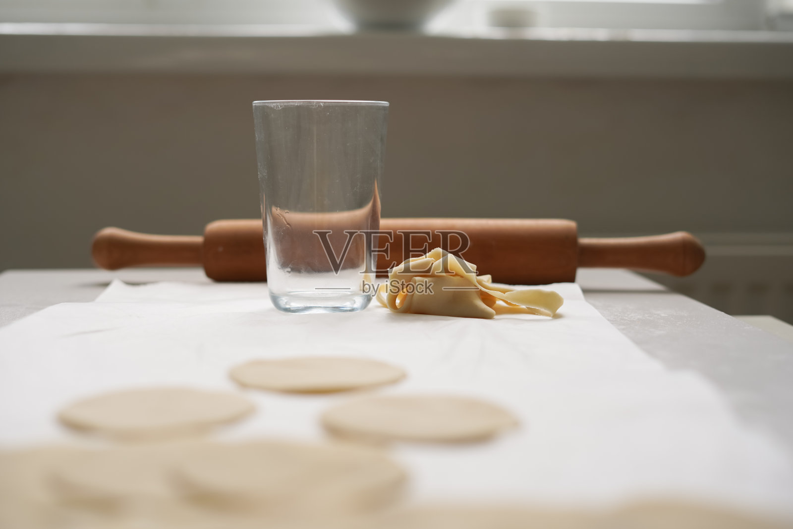 家庭烹饪,准备自制的面团来做varenyki。照片摄影图片