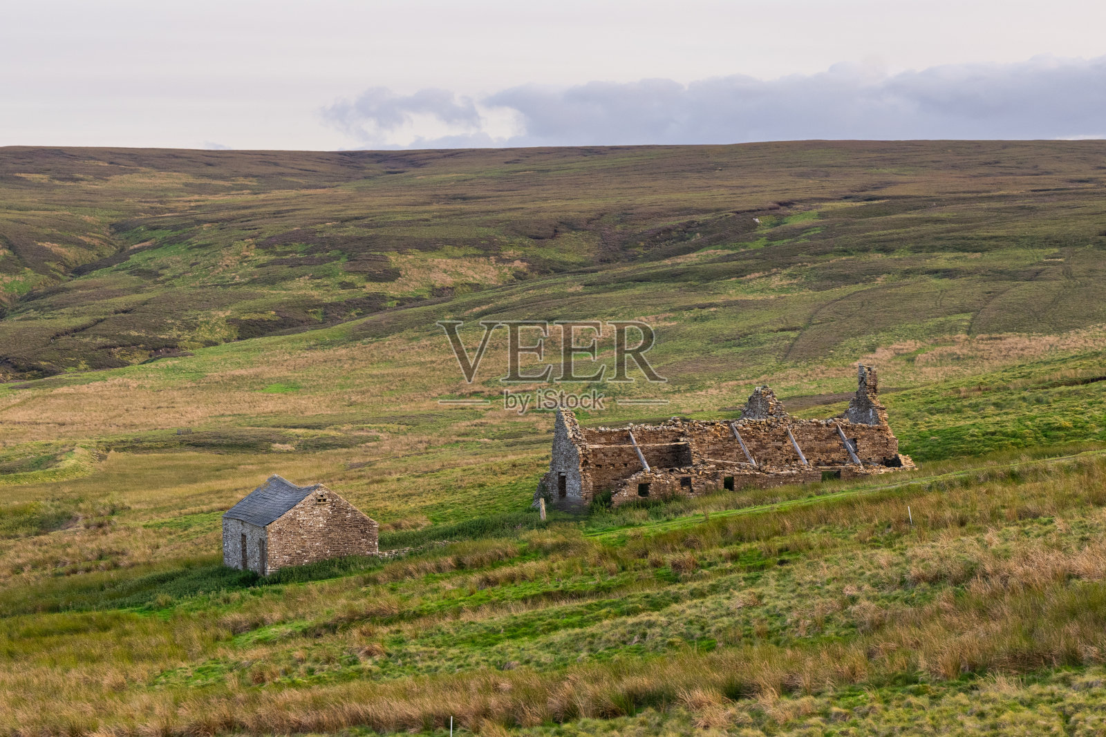 位于英国达勒姆艾伦黑德附近的北奔宁山脉杰出自然风景区(ANOB)的Groverake矿的废墟建筑照片摄影图片