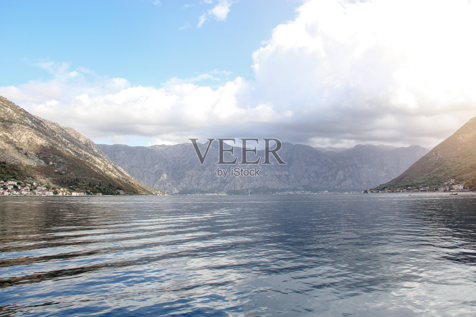 黑山博卡科托湖的景色,背景是山脉照片摄影图片