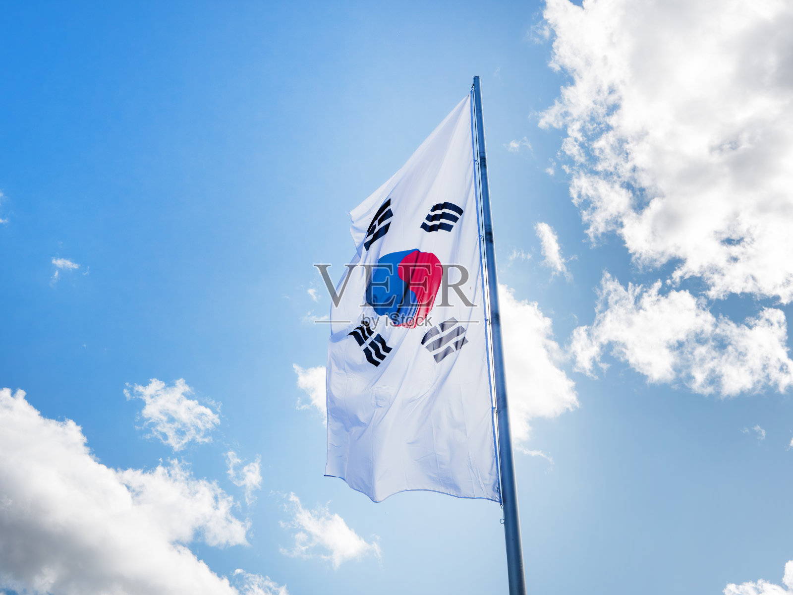 低角度看韩国国旗背光对蓝天照片摄影图片