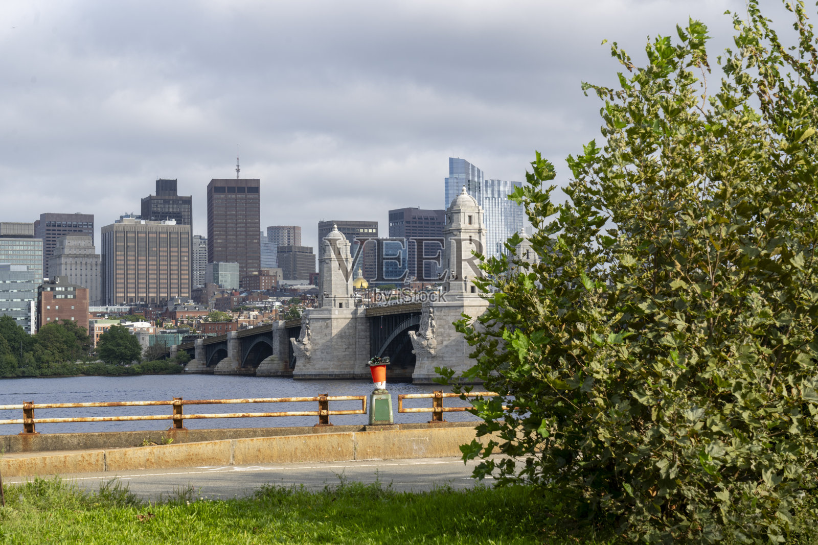 波士顿的克雷基桥(查尔斯河水坝桥)照片摄影图片
