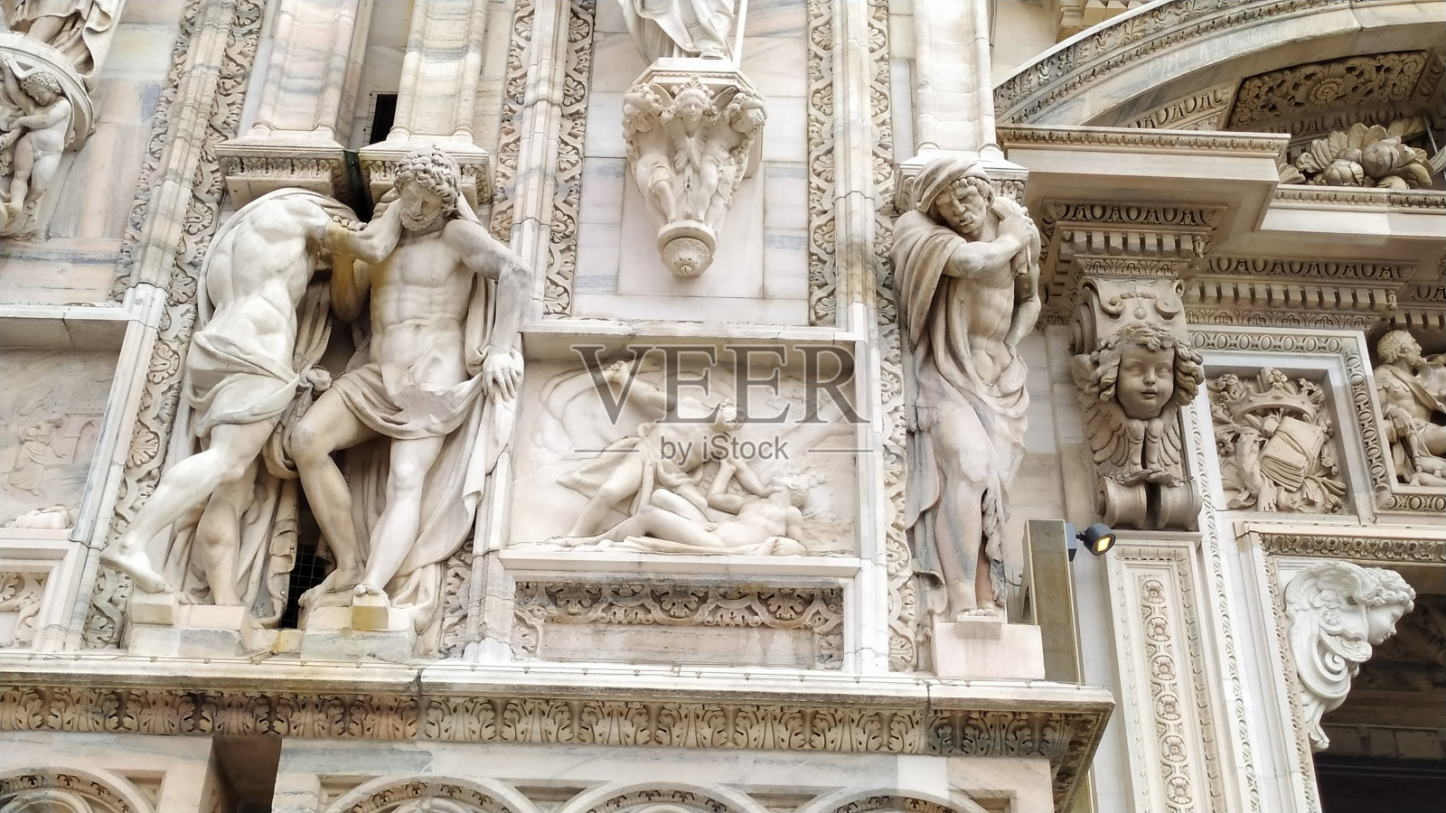 米兰大教堂正面的大理石雕塑照片摄影图片