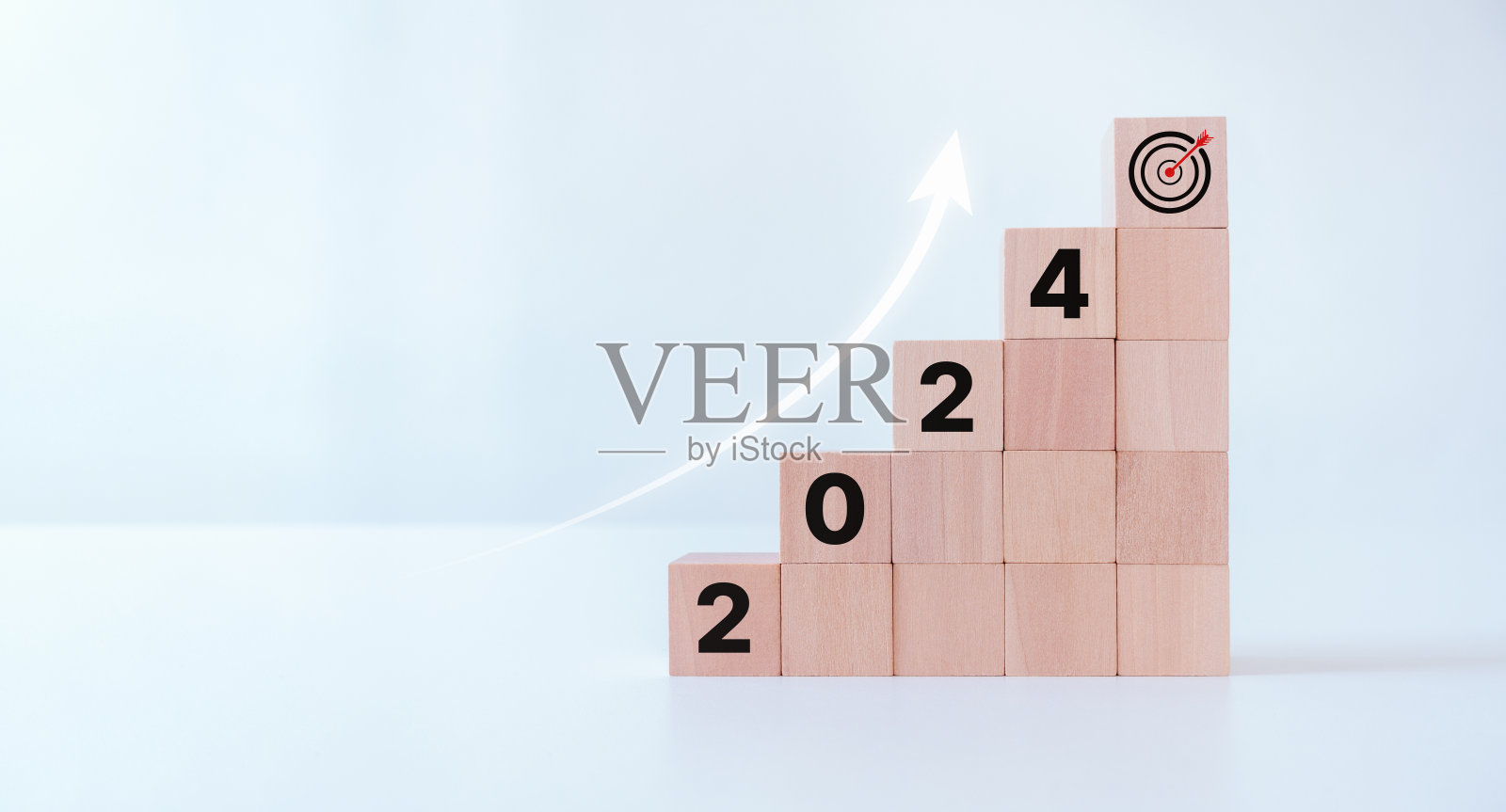 2024年的业务增长概念。白色背景上刻有2024字样的木质立方体和目标图标。业务目标和成就。可持续发展。积极的指示横幅。商业挑战。照片摄影图片