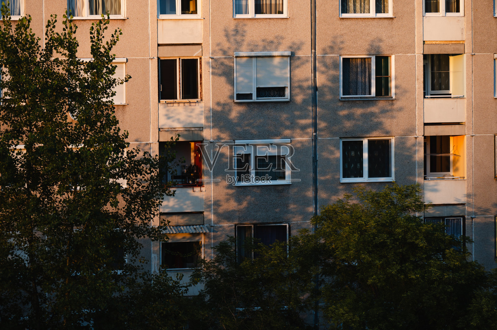 住宅区旧欧式公寓建筑照片摄影图片