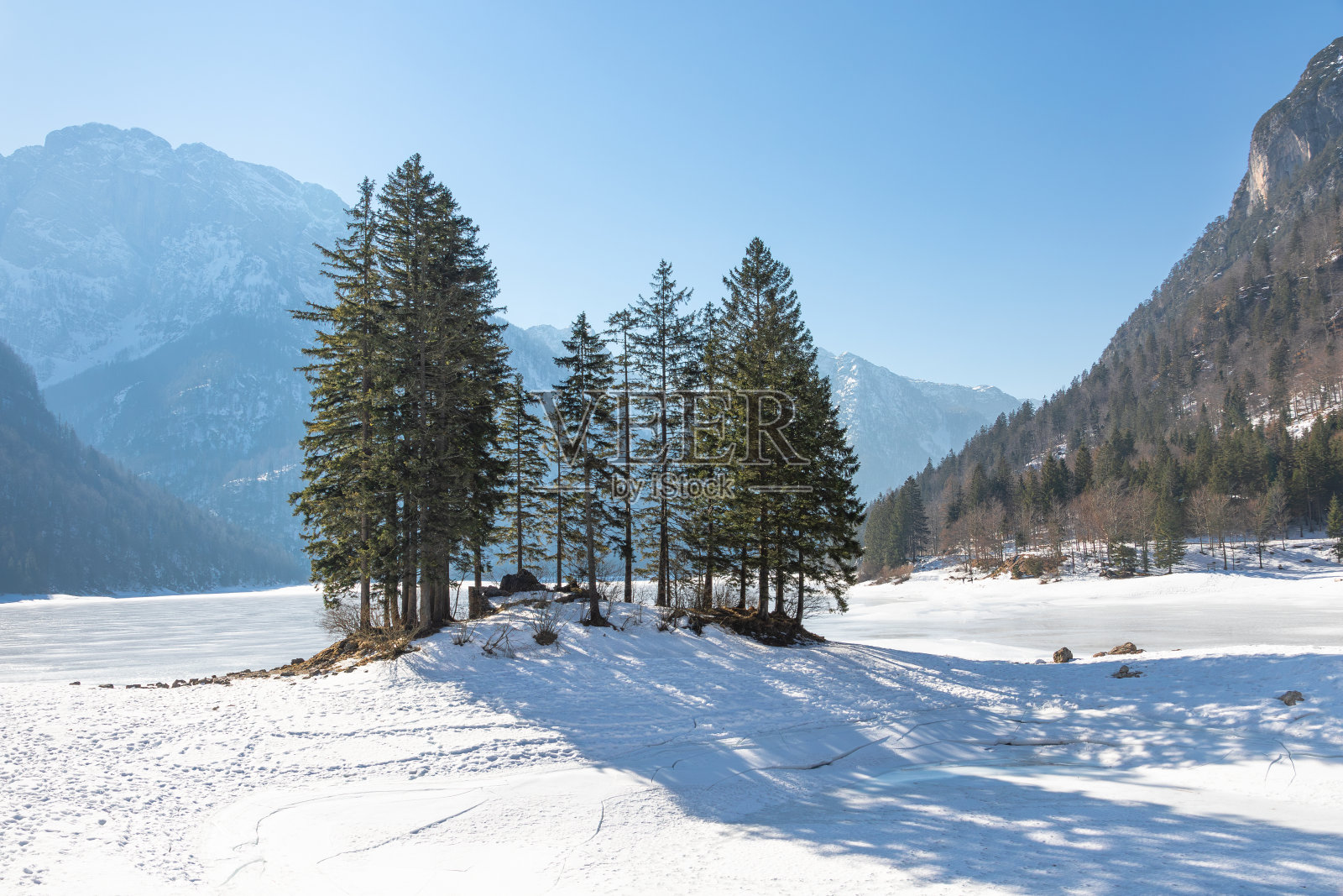 意大利乌迪内,白雪覆盖下的普雷迪尔湖照片摄影图片