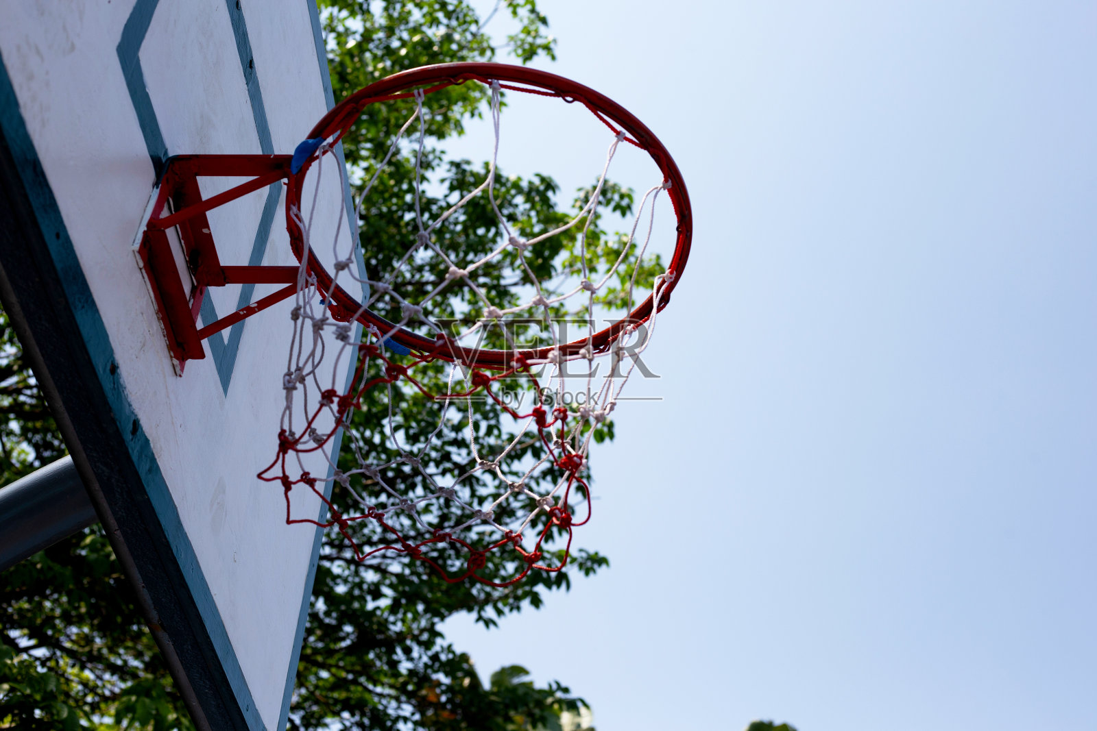 篮筐,室外篮球场。体育的概念照片摄影图片