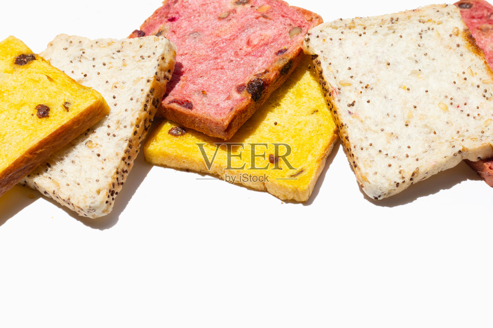 白色背景的全麦面包片。照片摄影图片