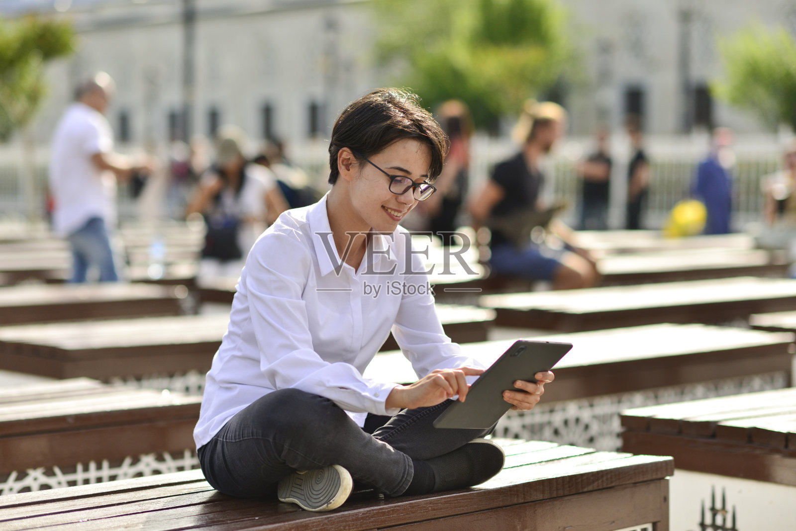 从事商业分析和谈判的年轻女商人照片摄影图片