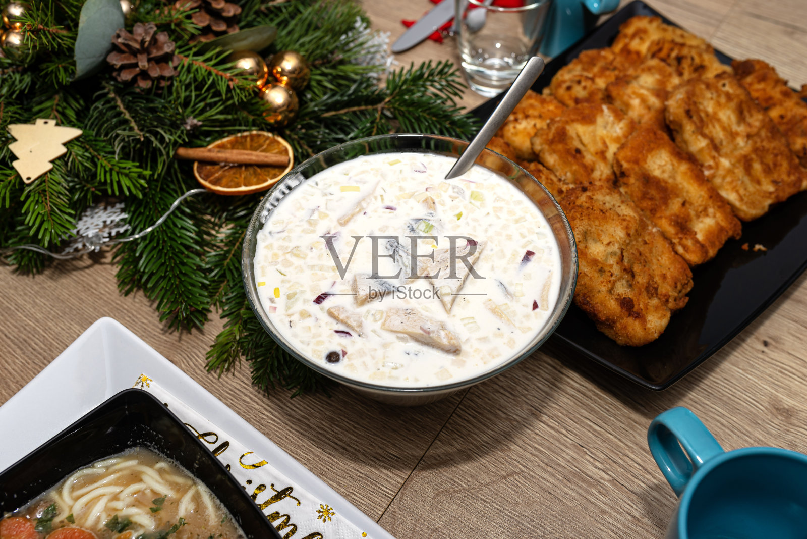 波兰的圣诞餐桌上,盛着酸奶油的生鲱鱼。照片摄影图片