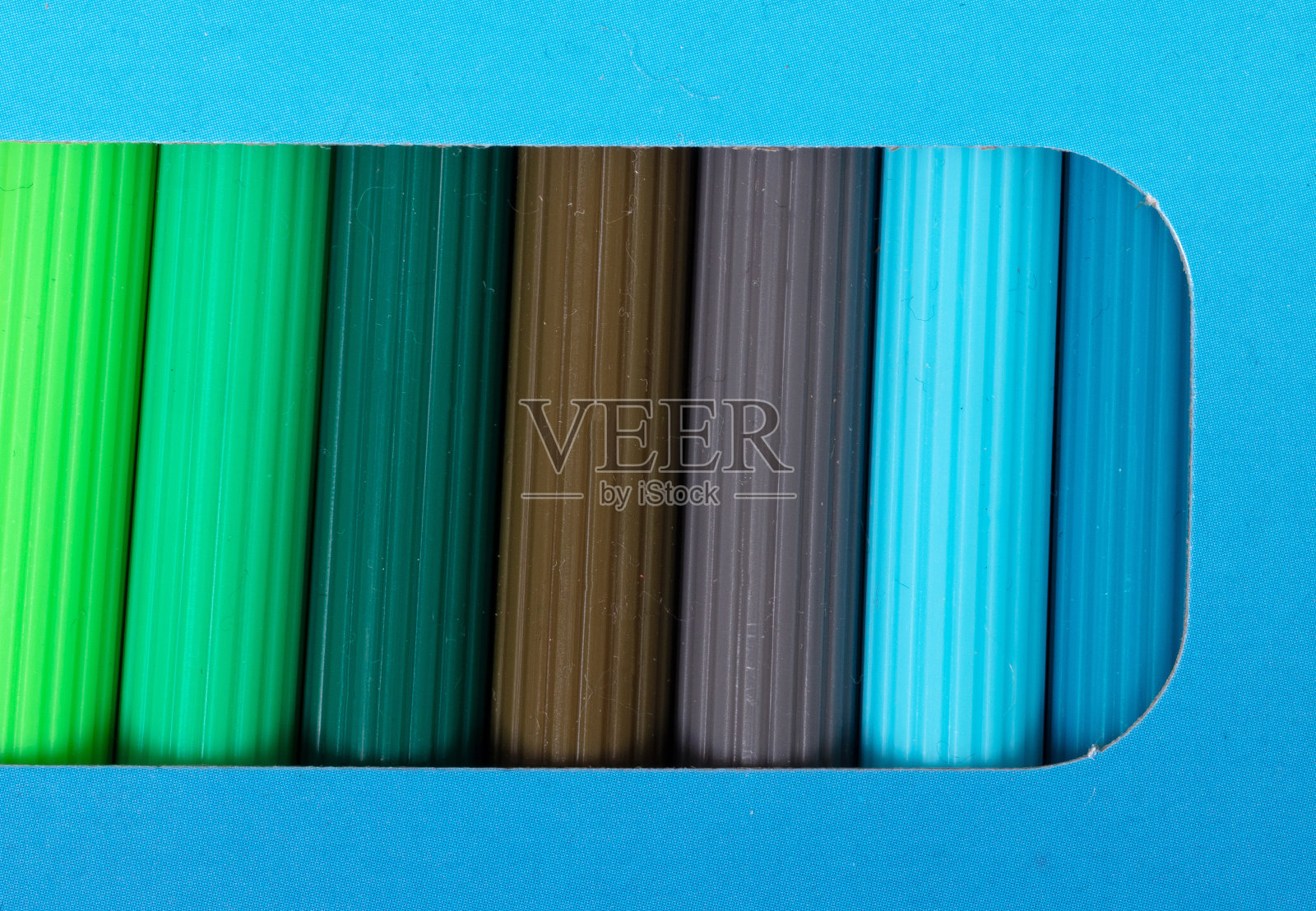 一行彩色毡尖笔在一个包装照片摄影图片