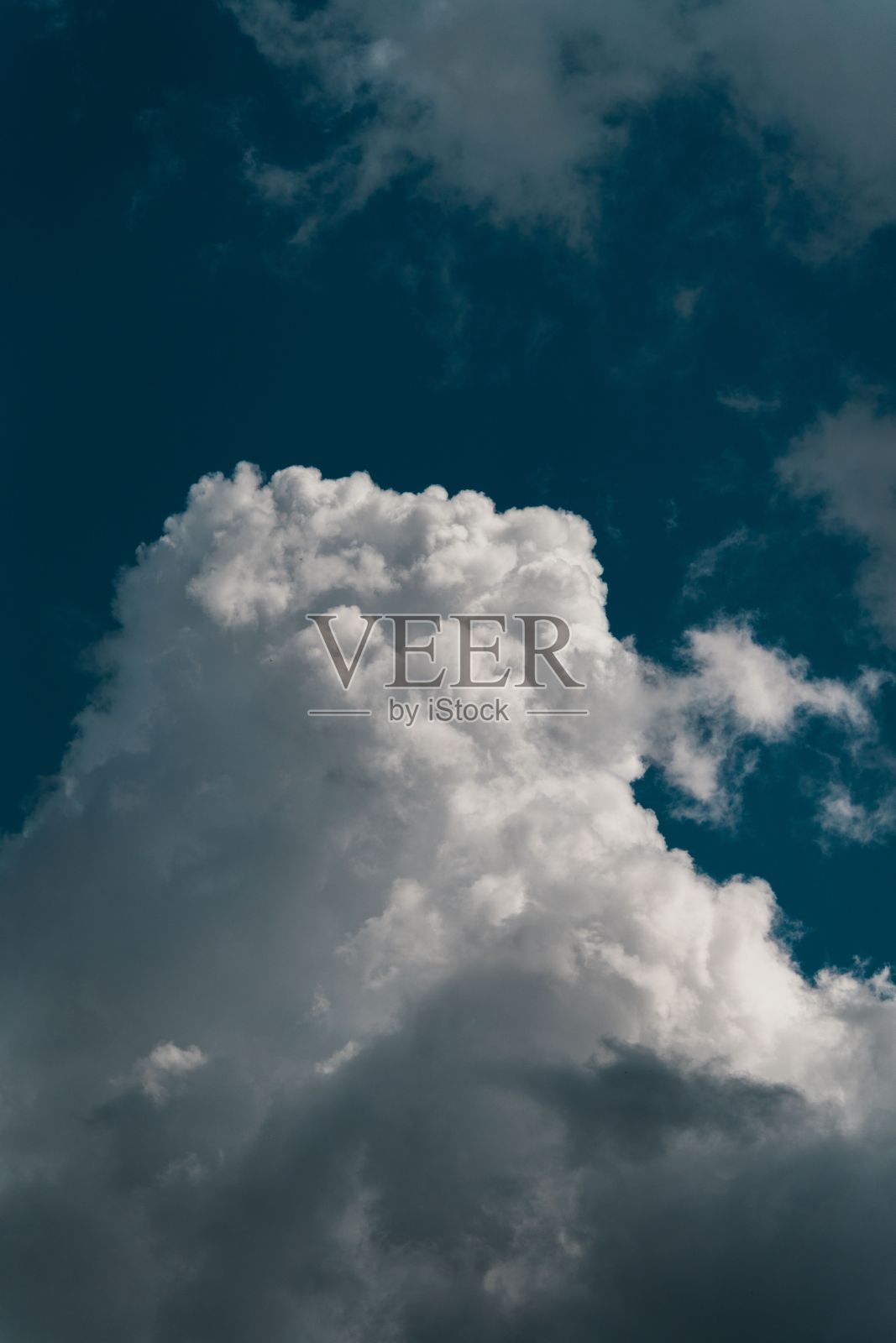 白色蓬松的云在充满活力的蓝天上形成,创造了一幅风景如画的景色照片摄影图片