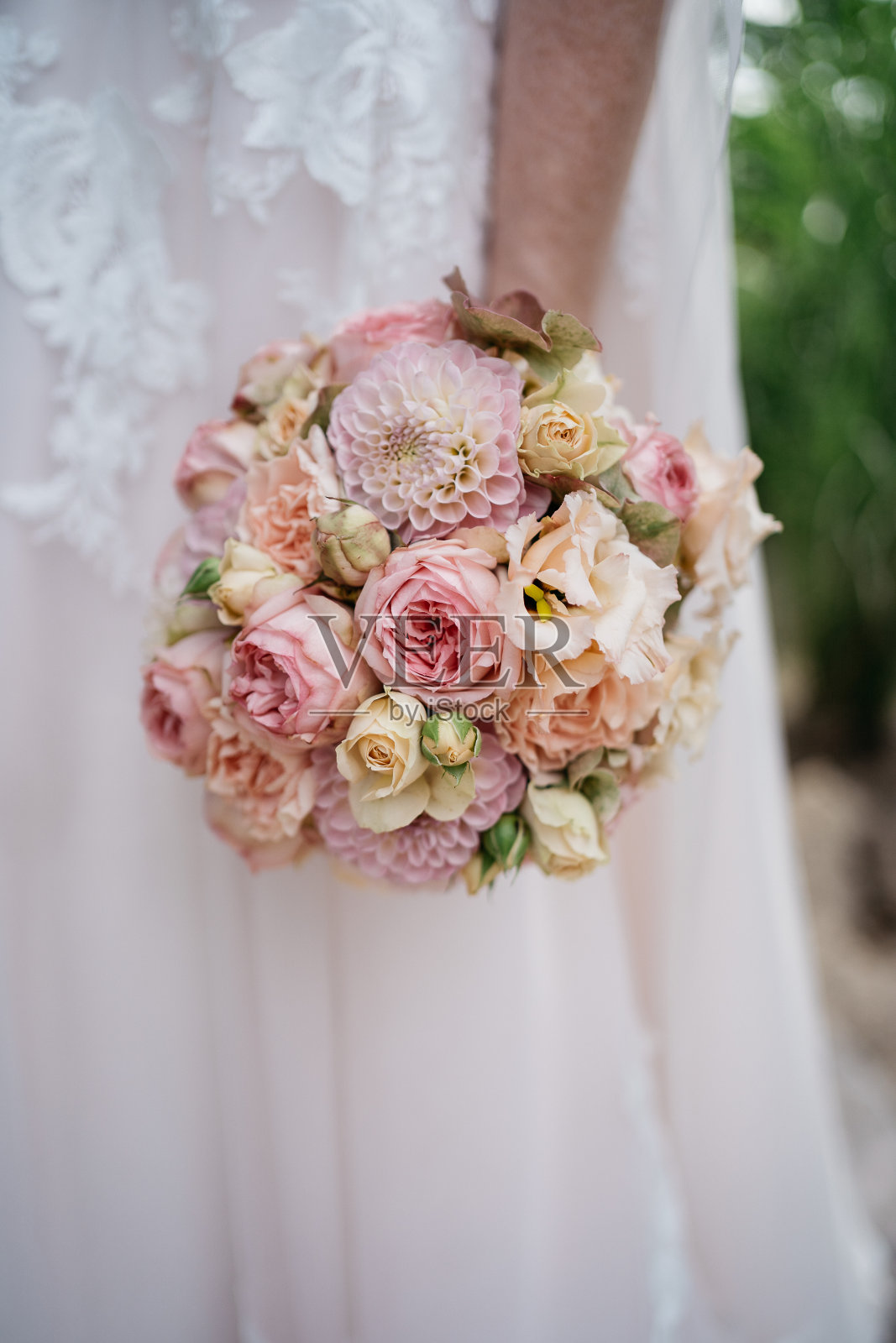 新娘手里拿着一束粉红色的婚礼花束照片摄影图片