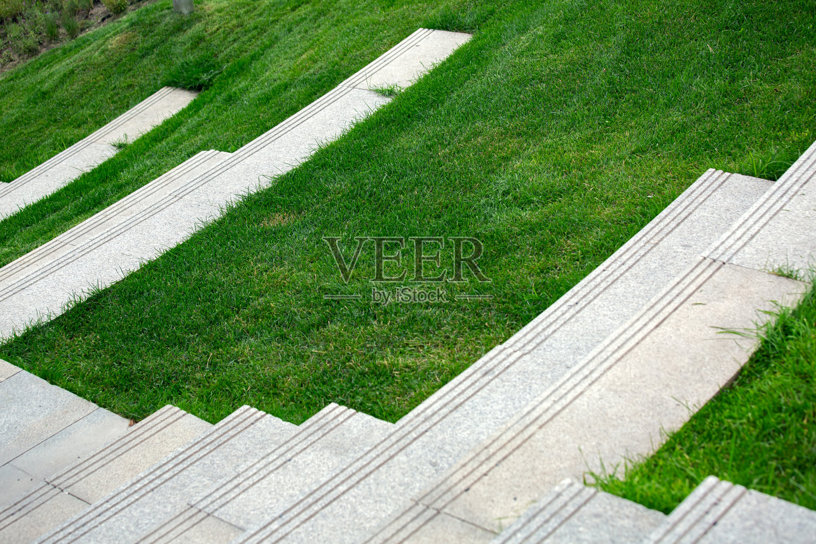 在夏季公园山上的草坪附近,没有人走下花岗岩台阶。照片摄影图片