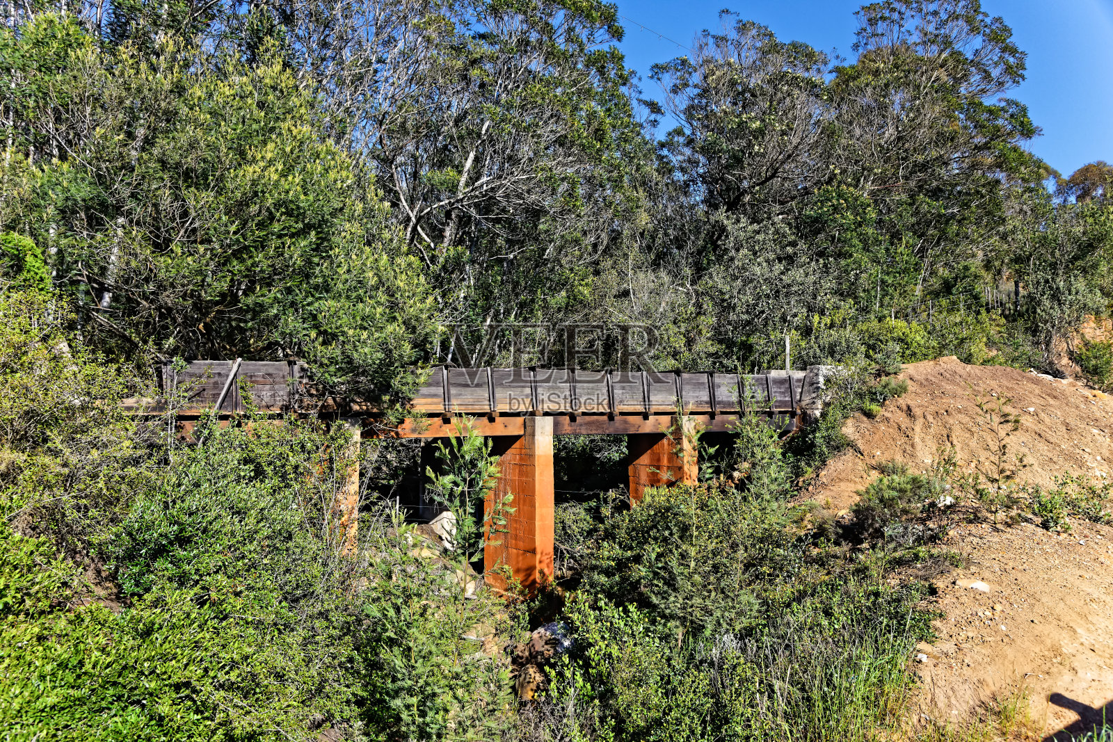 旧的废弃混凝土输水管道照片摄影图片