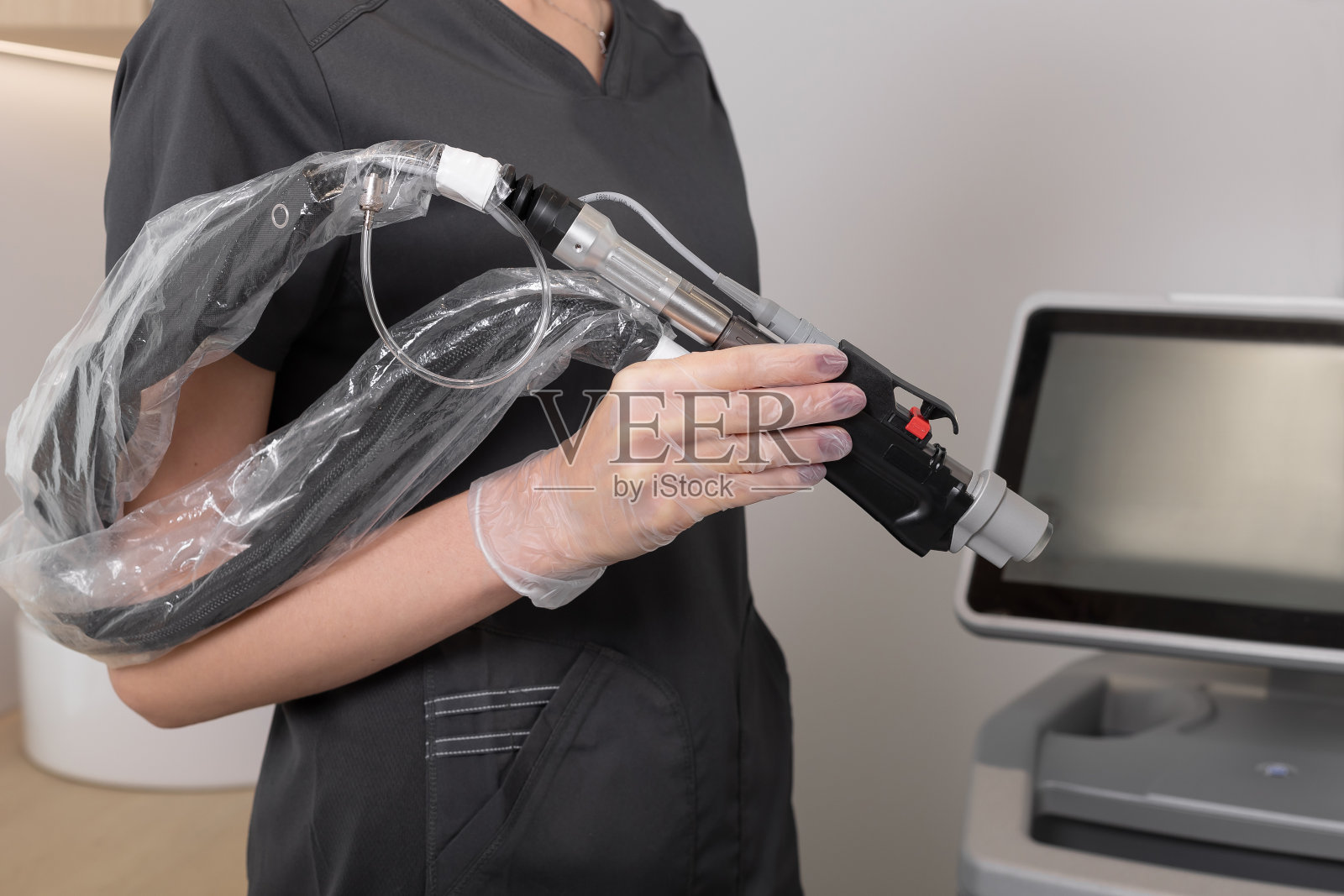 美容师在手术前设置激光脱毛机的选项照片摄影图片