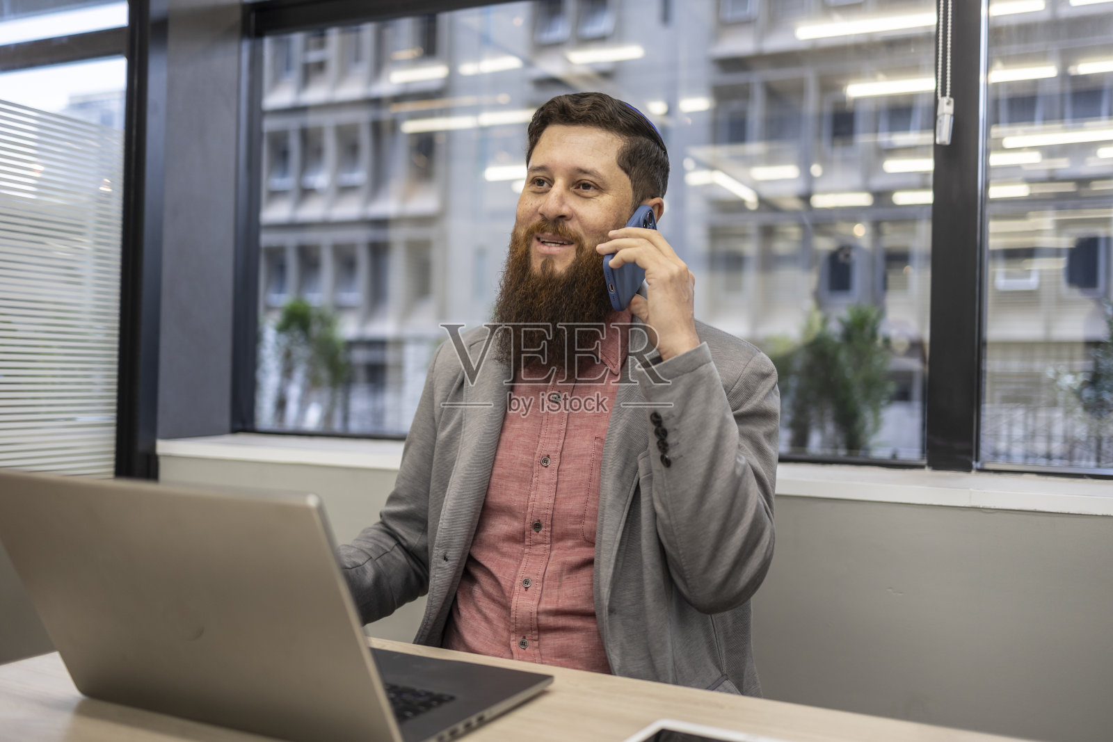 一名犹太男子在办公室进行视频通话照片摄影图片