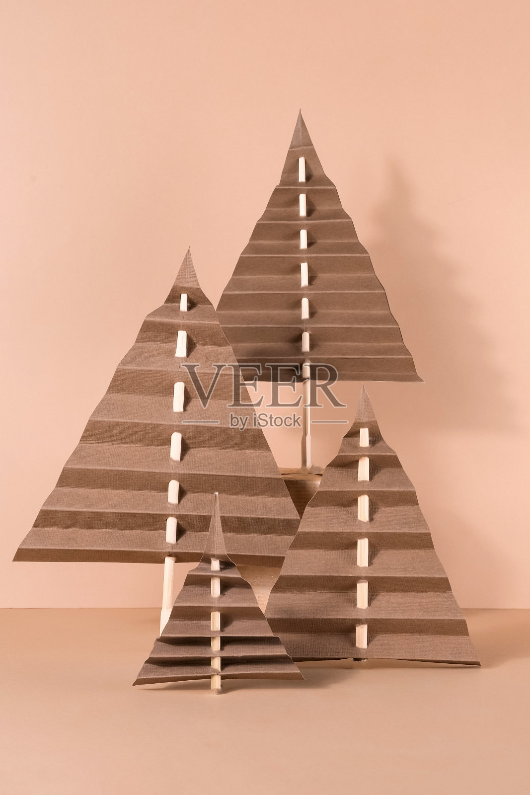 圣诞礼物零浪费,环保包装礼品牛皮纸,环保圣诞假期理念,环保装饰横幅DIY平铺。圣诞节零浪费,生态明信片。新年到,新年海报环保照片摄影图片