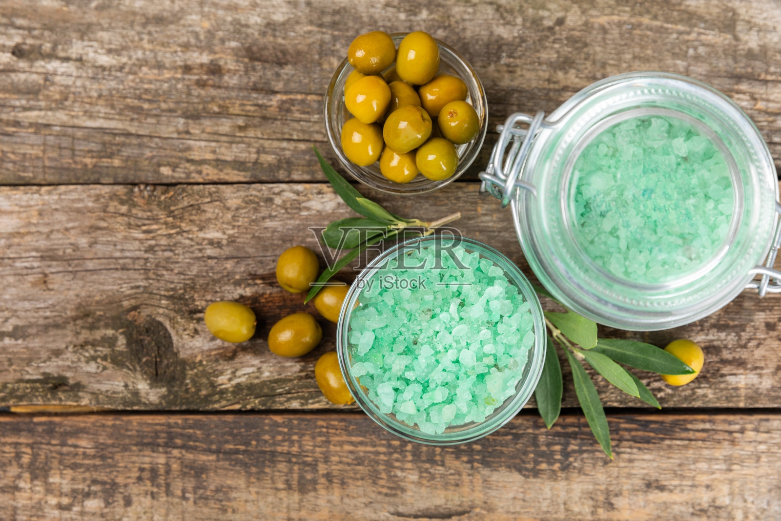 把海盐放在试验台上。桌上放着海盐和橄榄提取物。美丽的概念。海浴盐。文本空间,副本空间。特写镜头。照片摄影图片