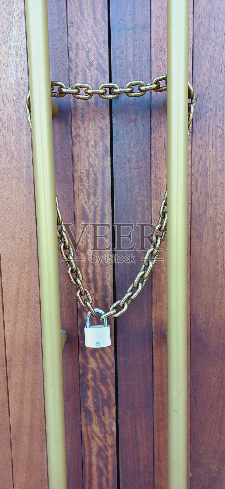 锁在金属链上照片摄影图片