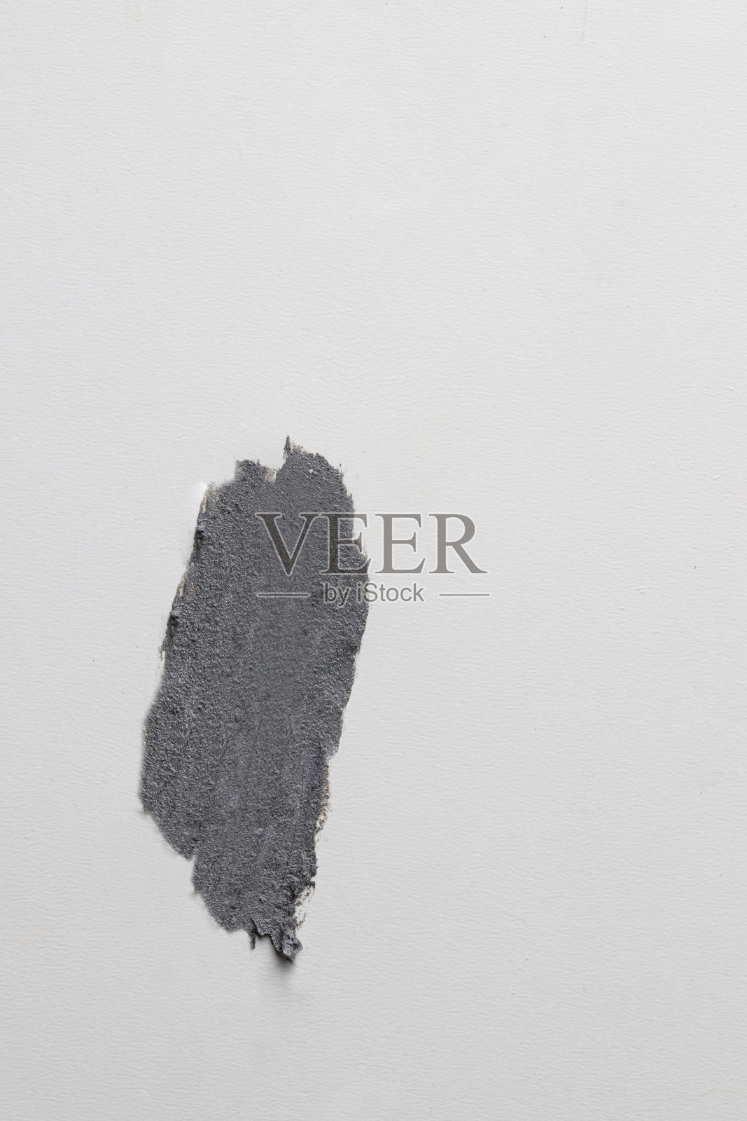 白色背景上的黑色涂抹纹理。化妆品泥面膜,灰色粘土制品纹理白底。照片摄影图片