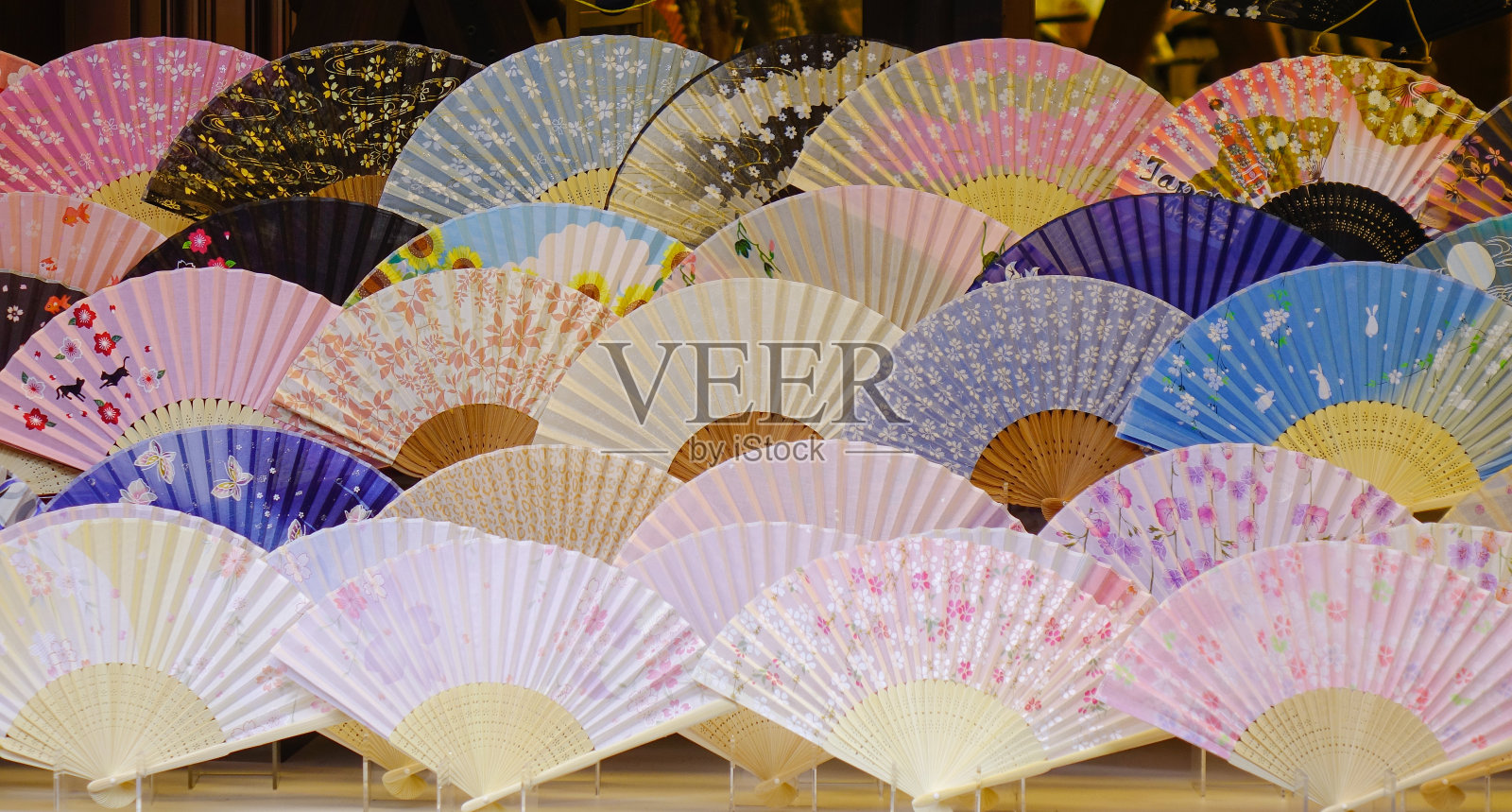 日本京都一家商店里的日式折扇照片摄影图片