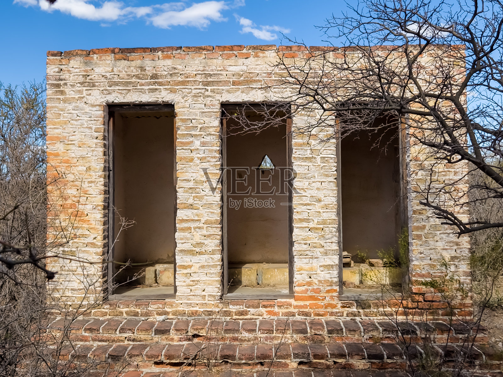 旧学校的厕所。照片摄影图片