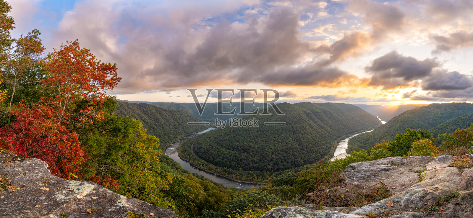 在美国西弗吉尼亚州阿巴拉契亚山脉的秋季,新河峡谷国家公园的美景上充满活力的日出。照片摄影图片