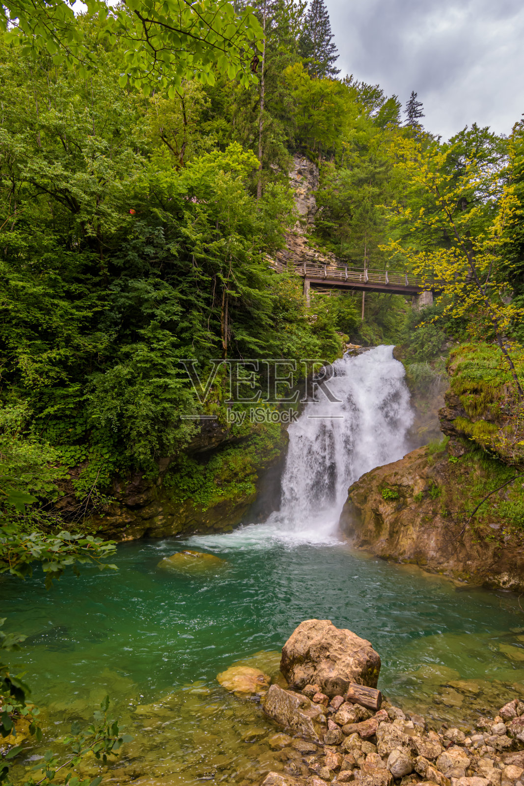 斯洛文尼亚Vintgar峡谷的美丽瀑布照片摄影图片