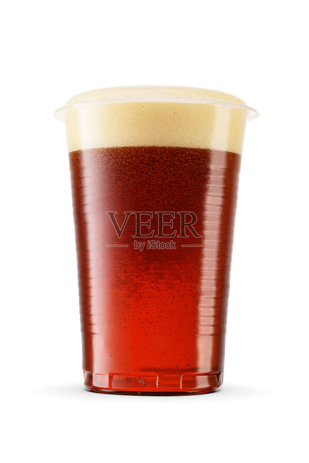 暗琥珀波特啤酒在小塑料一次性杯隔离白色。照片摄影图片