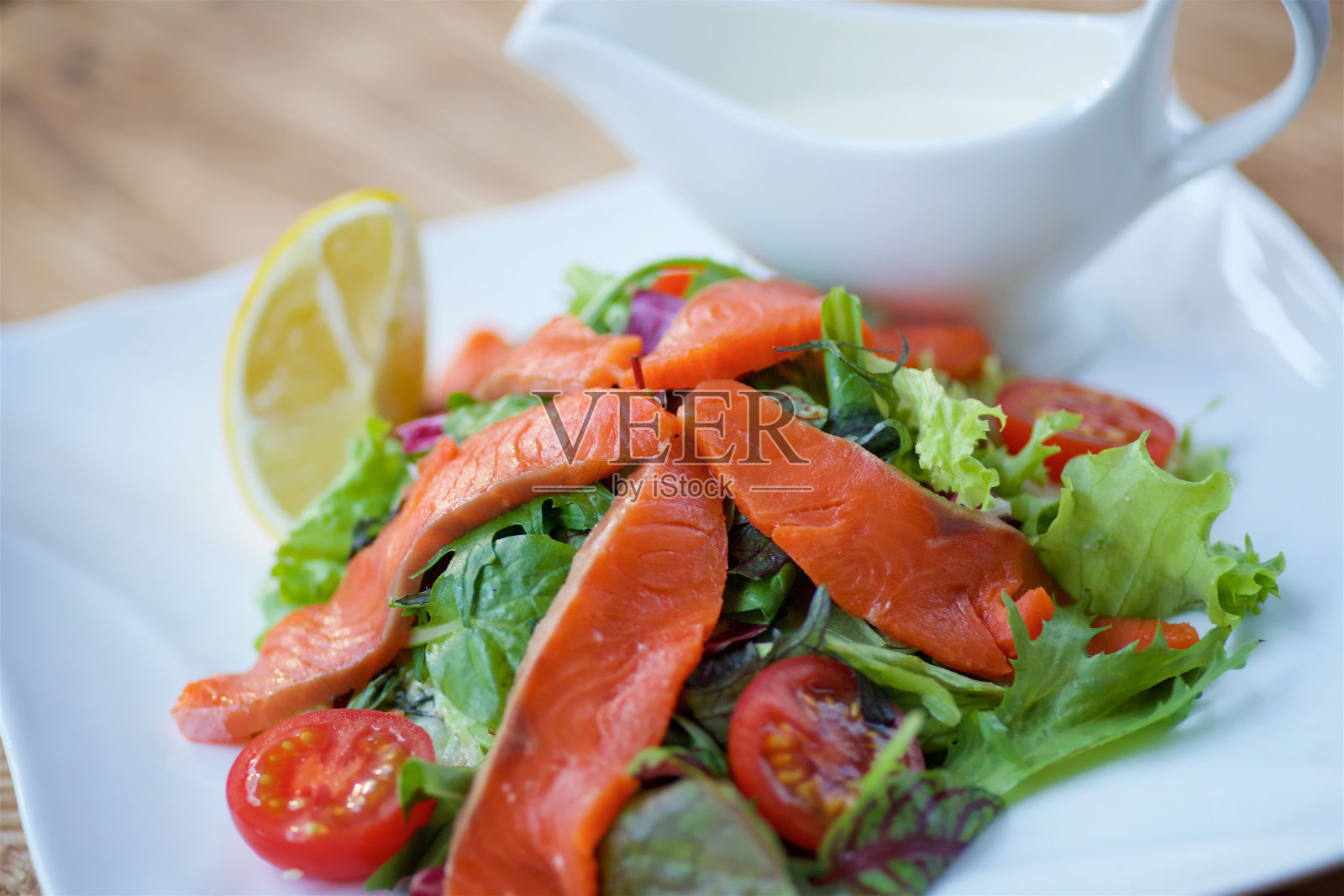 鱼和蔬菜沙拉照片摄影图片