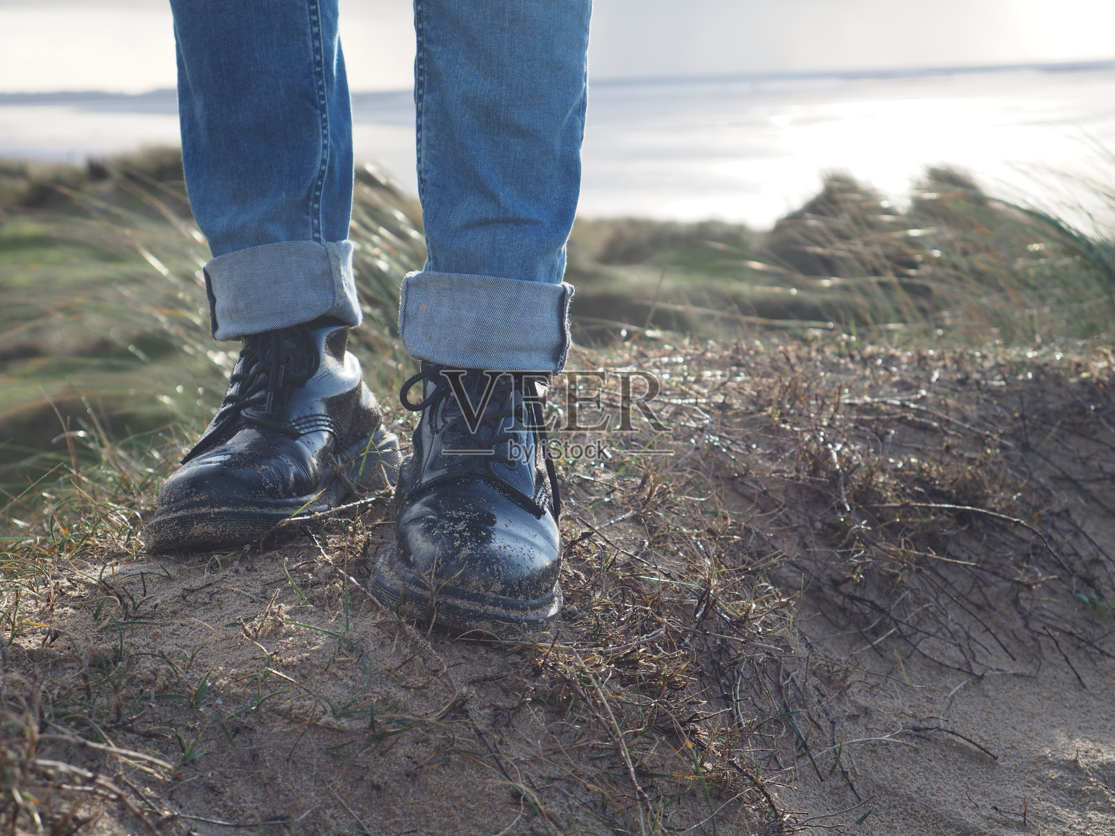 马丁博士的鞋子在沙滩和草地上照片摄影图片