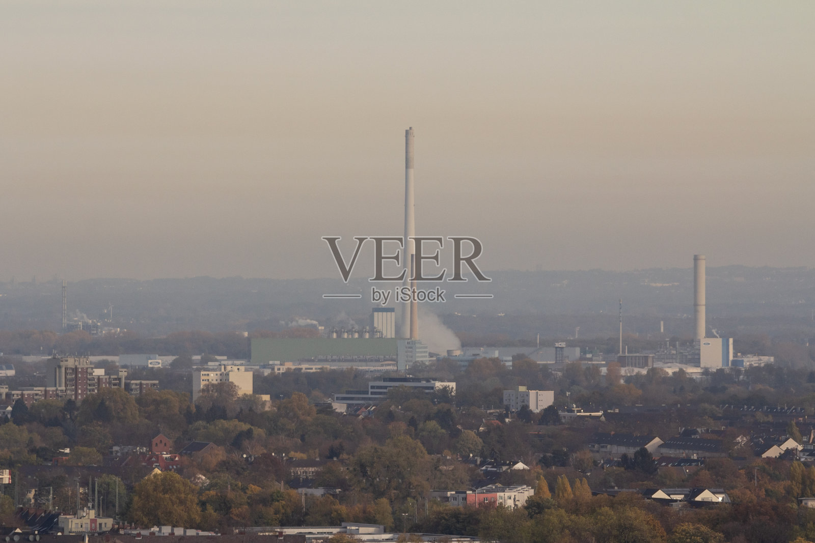 位于德国科隆附近勒沃库森的一家工厂,烟囱高耸,烟雾弥漫,污染了大气和当地环境。照片摄影图片