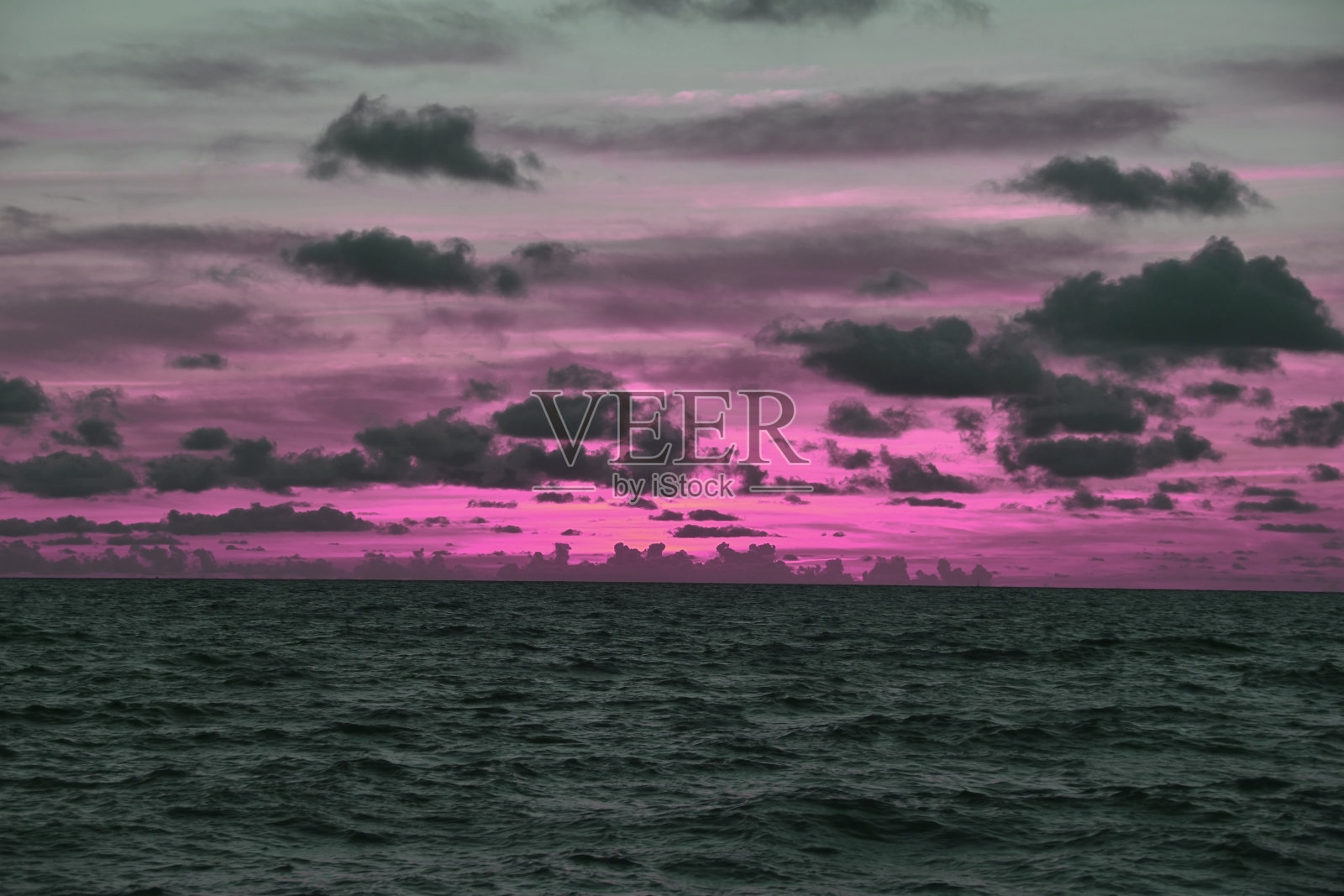 日出在海上,美丽的云景照片摄影图片