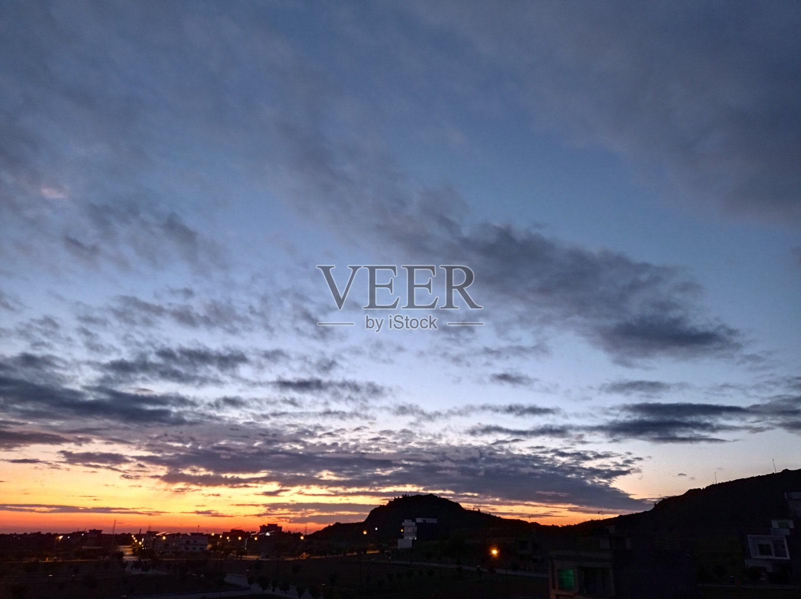 城市上空的夕阳照片摄影图片