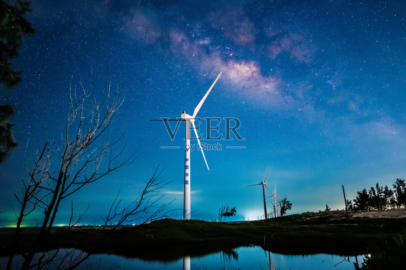 银河系和风车照片摄影图片