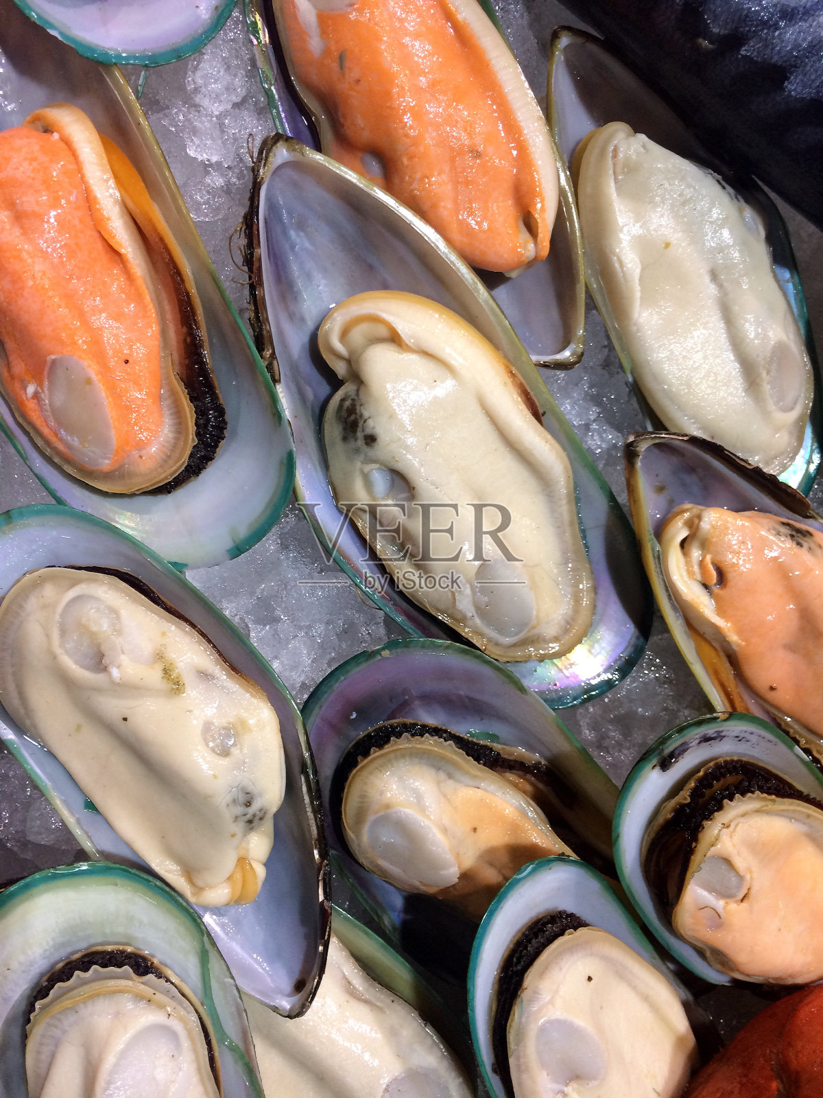 餐馆桌子上的香草烤贻贝照片摄影图片