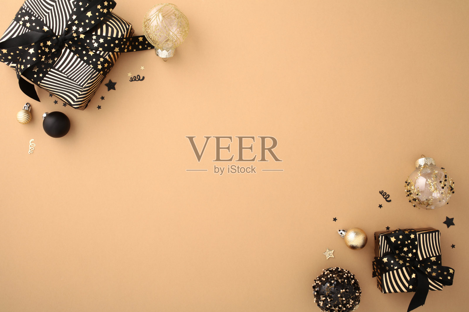 圣诞背景与豪华风格的礼品盒和小玩意上米色的桌子,顶视图。新年贺卡设计,圣诞横幅模板。照片摄影图片