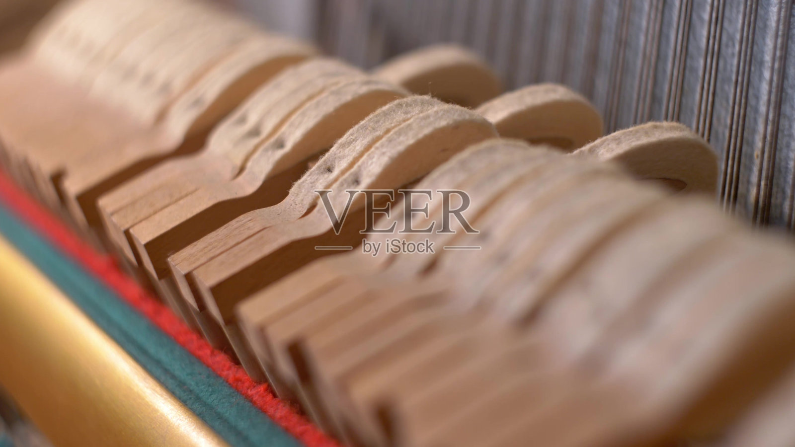 当音乐家演奏歌曲时,立式钢琴机械锤敲击琴弦照片摄影图片