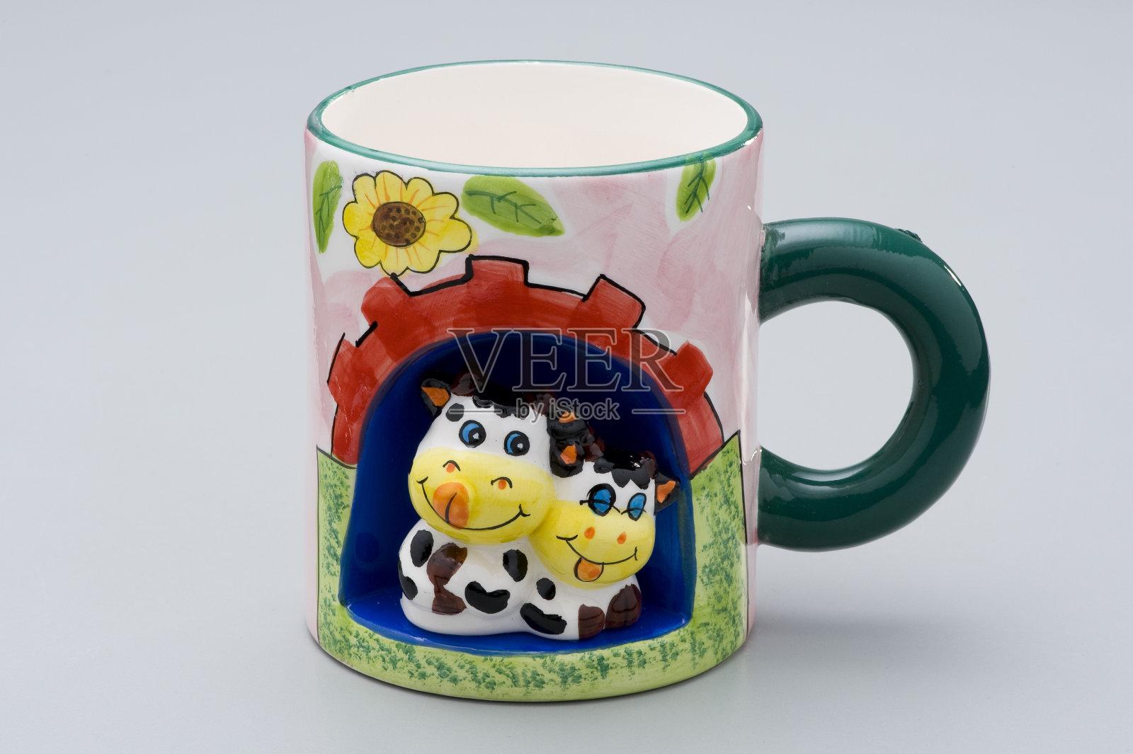 彩色杯子雕刻牛,孤立照片摄影图片