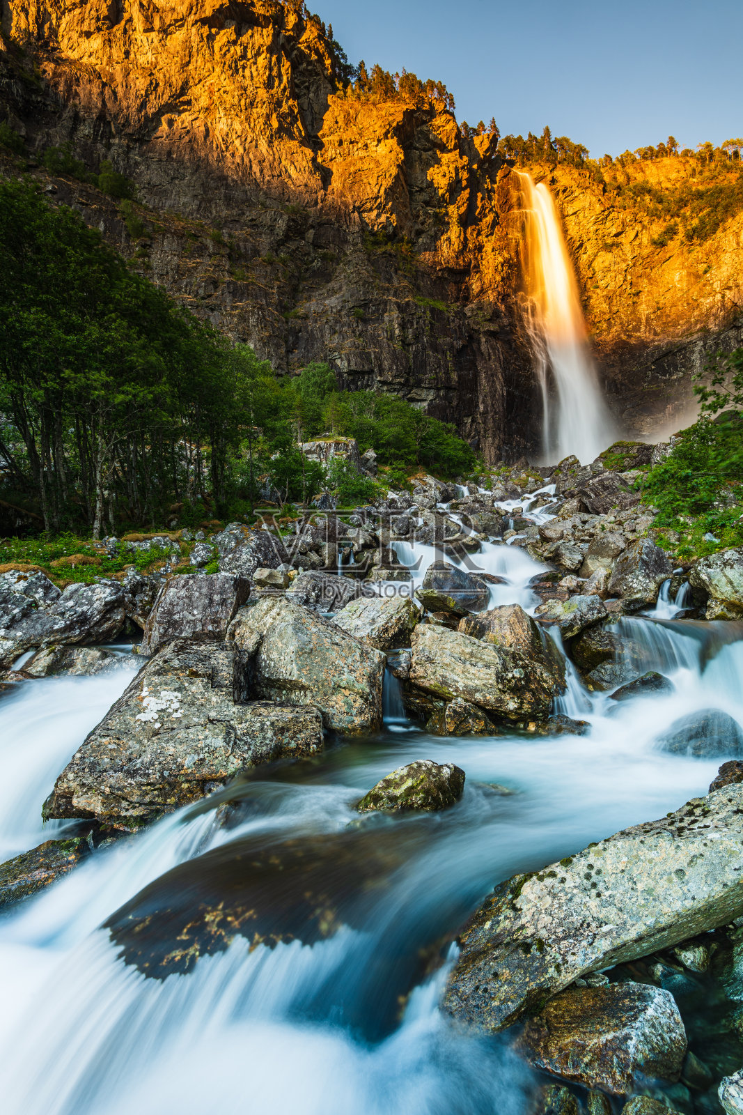 日落时美丽的挪威瀑布照片摄影图片