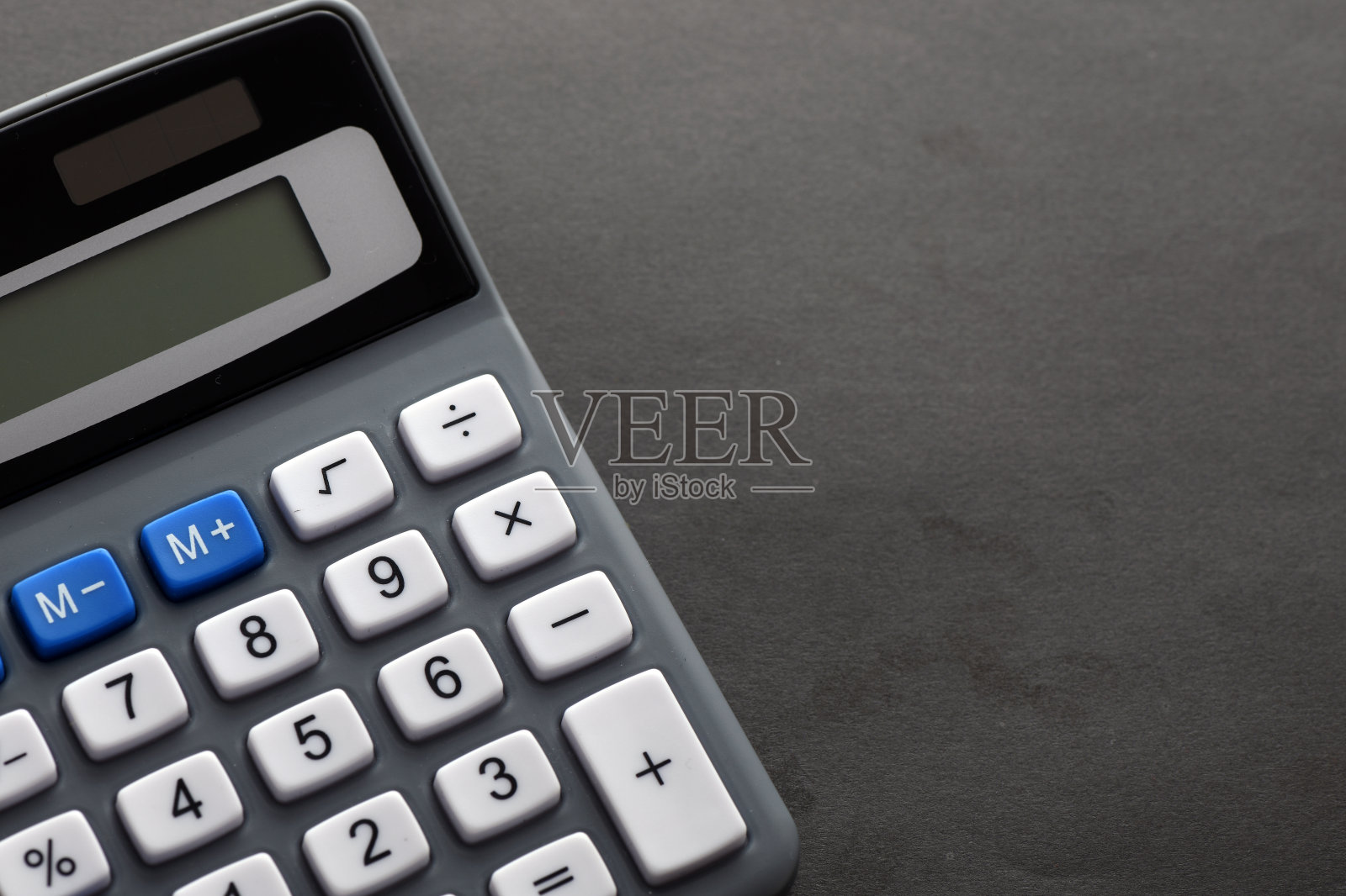 在黑色背景上接近计算器。从上面看。照片摄影图片