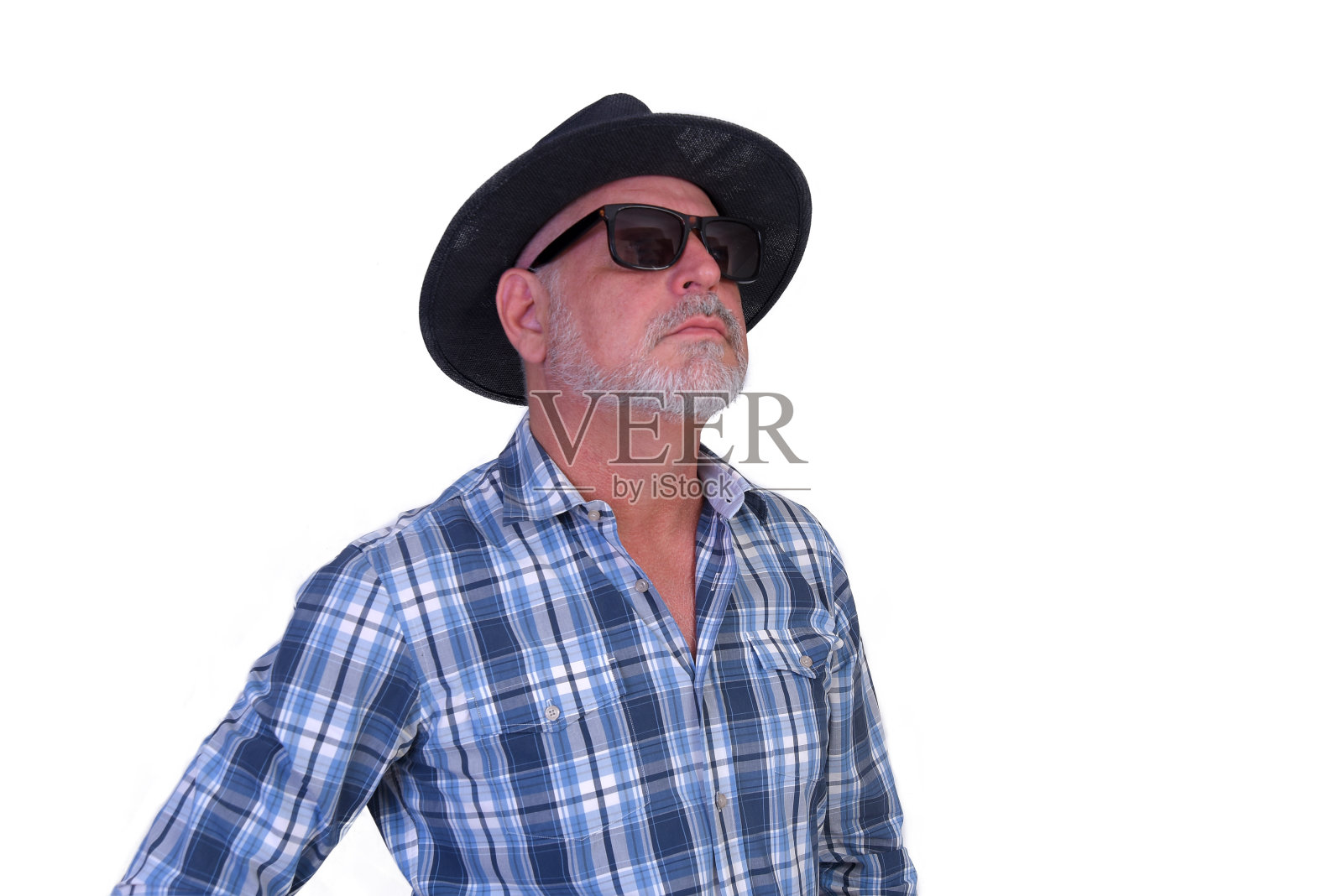 男子头戴巴拿马式草帽,黑带隔离在白底,草帽为妇女和男子头部保护照片摄影图片