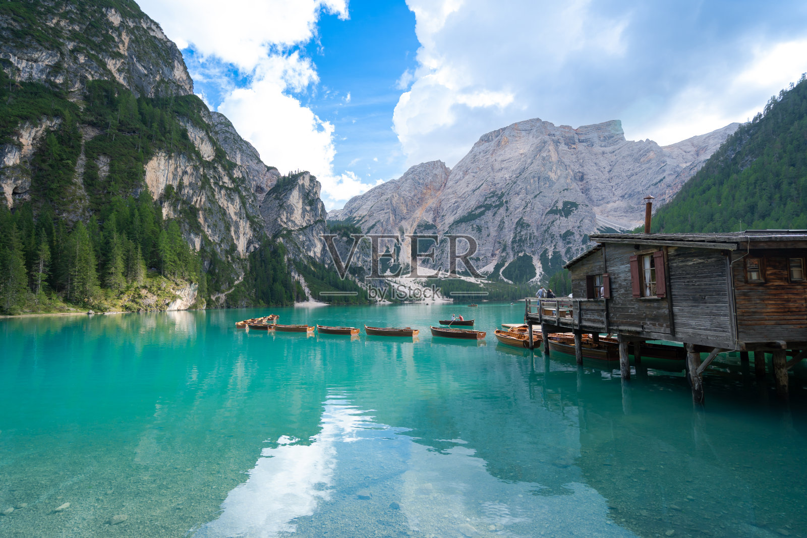在白云岩山脉的拉戈迪布雷斯景观。Braies湖上的木船小屋,背景是Seekofel山,意大利阿尔卑斯山,自然公园Fanes-Sennes-Prags,白云石,意大利,欧洲。照片摄影图片