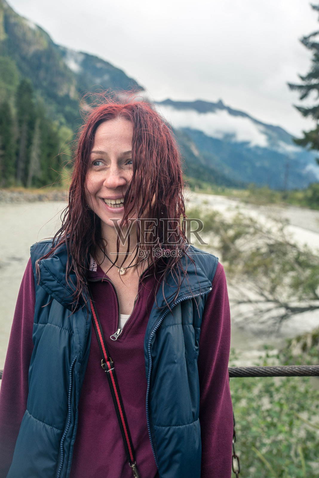 女孩在森林里,在山区,微笑着,快乐着照片摄影图片
