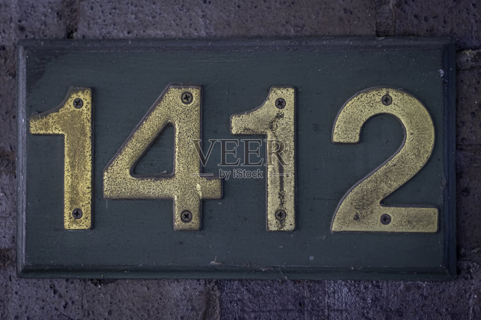 孤立的近距离高分辨率图像,一个质朴的软管号码与红砖的背景照片摄影图片