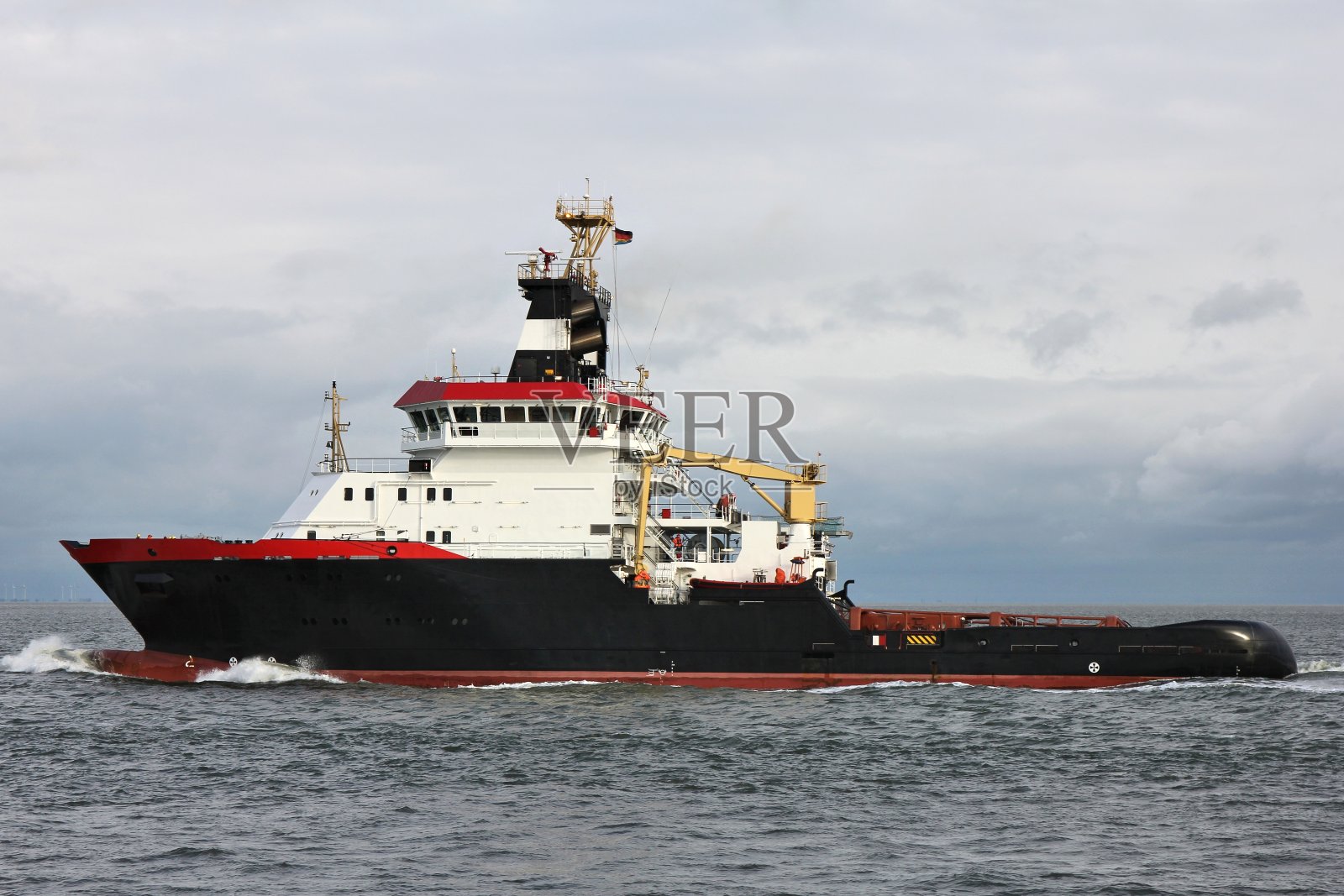 远洋拖船在海上照片摄影图片