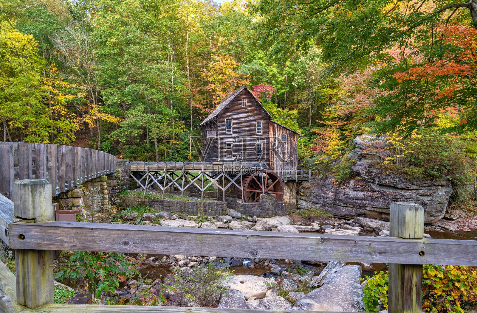 在美国西弗吉尼亚州阿巴拉契亚山脉的秋季,巴布科克州立公园的格莱德溪磨坊。照片摄影图片