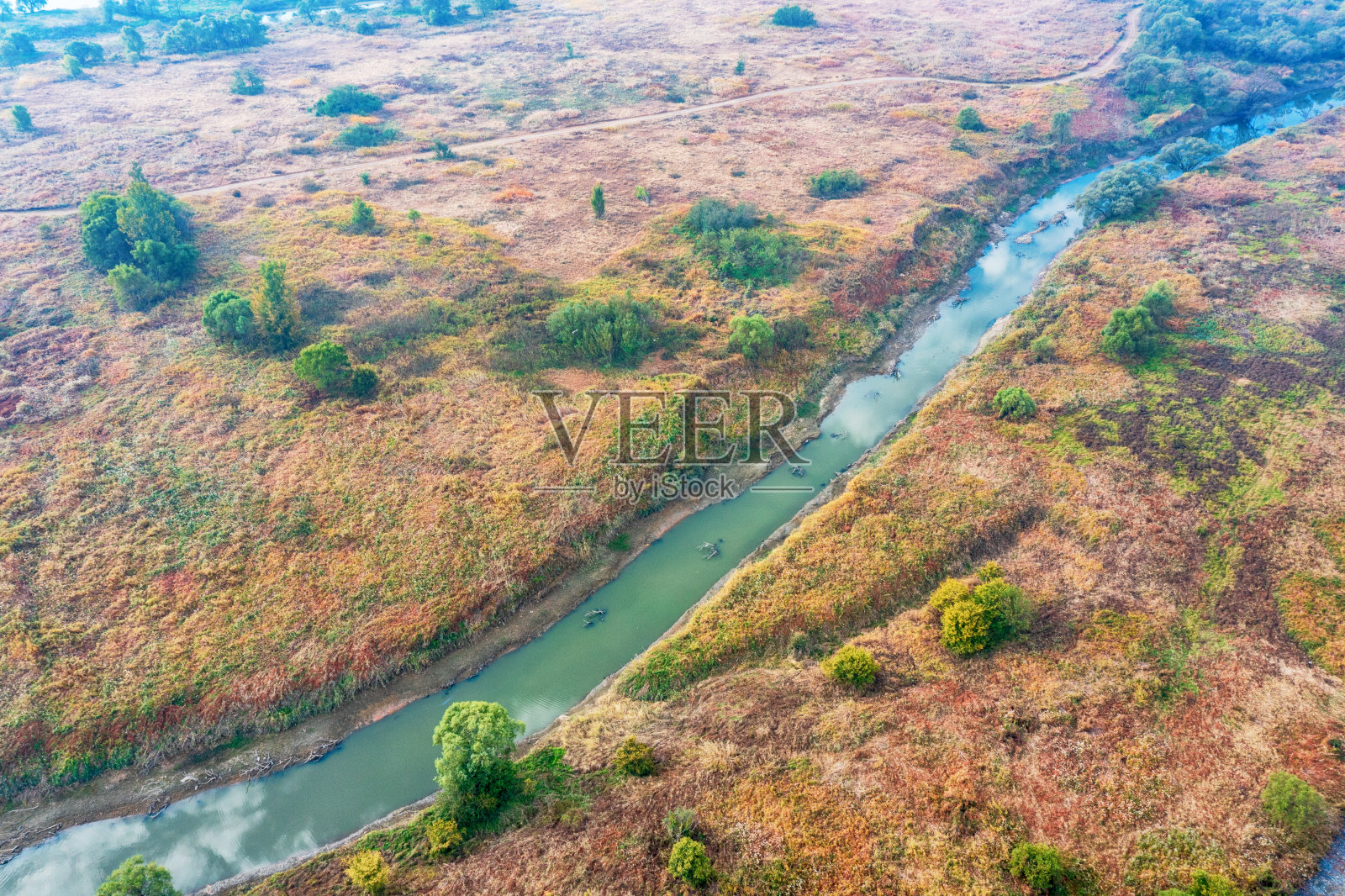 沿河的秋天鸟瞰图照片摄影图片