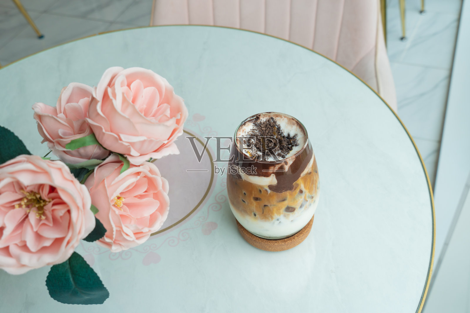 冰巧克力咖啡,奶油巧克力酱,白色桌子上的透明玻璃。文字,黑色,可可,棕色,牛奶混合饮料的复制空间。菜单餐厅,咖啡馆,冰,玻璃在白色背景。照片摄影图片