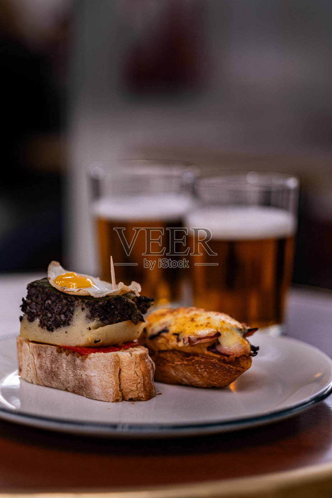 西班牙开胃菜加两杯啤酒照片摄影图片